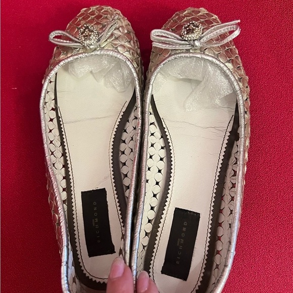 Richmond Metallic Silver Flats with Bow Detail and Textured Surface - Picture 9 of 10
